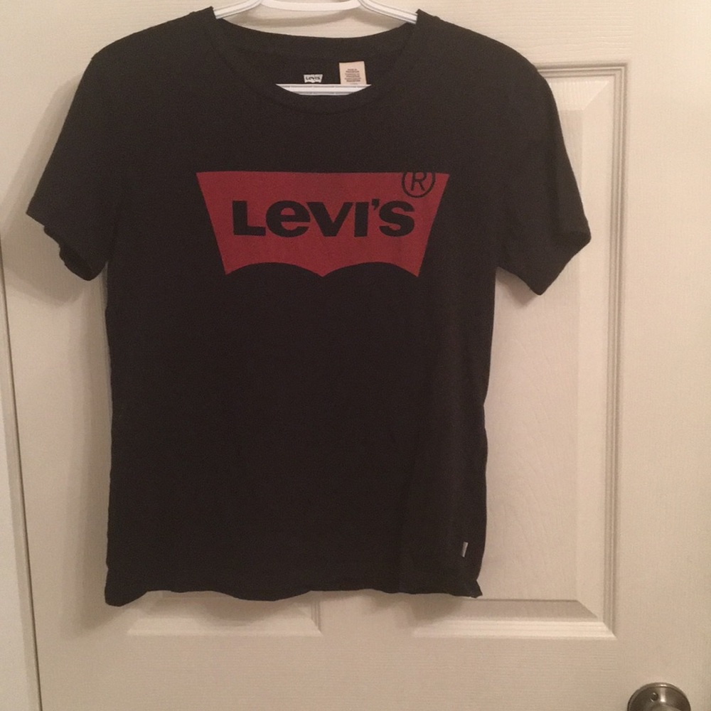 levi’s black tee
